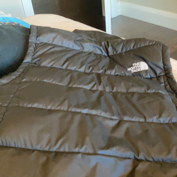 Like new north face puffer vest - Picture 2 of 2